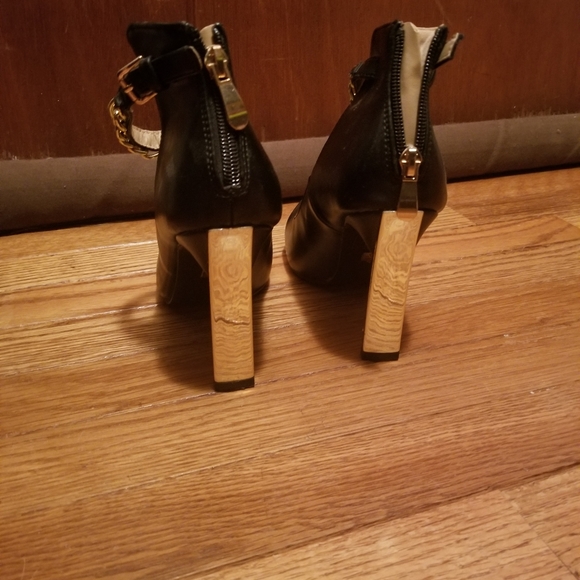 Black and gold heels - Picture 2 of 3